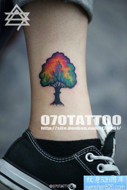 女人腿部流行时尚的彩色小树纹身图片