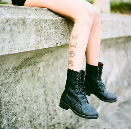 女孩腿部个性字符时尚刺青