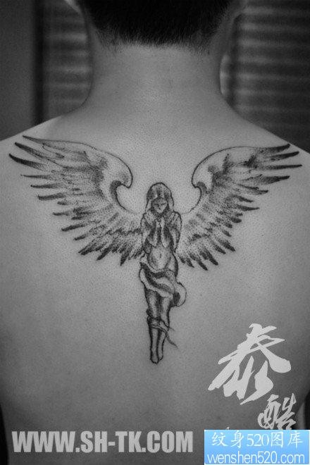 后背流行经典的黑白天使纹身图片