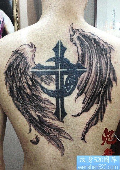 后背前卫很帅的天使恶魔翅膀纹身图片
