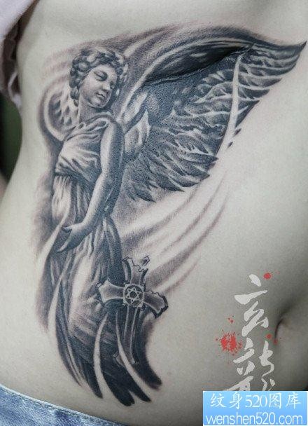 女人腹部前卫唯美的一张天使纹身图片