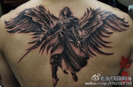 男性后背流行经典的黑白天使翅膀纹身图片