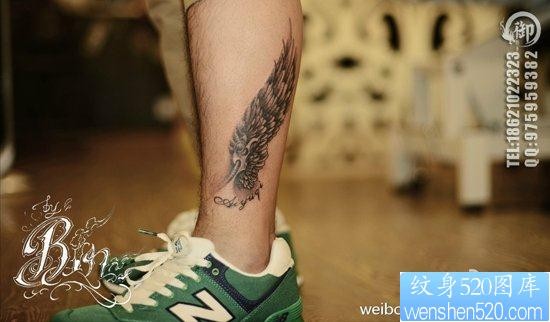 男性腿部经典的黑白机械翅膀纹身图片
