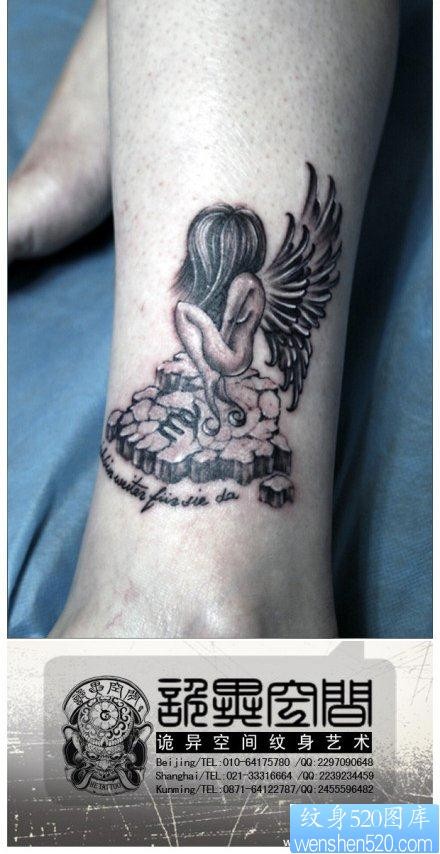女人腿部前卫的一张小天使纹身图片