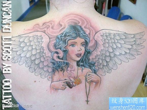女人背部经典流行的卡通天使纹身图片