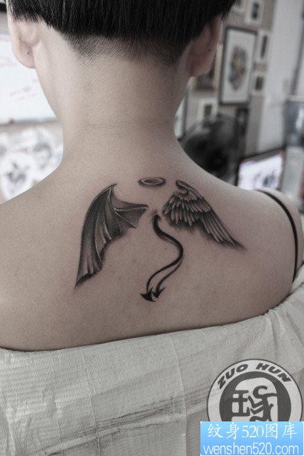 女人背部流行的一半天使一般恶魔翅膀纹身图片