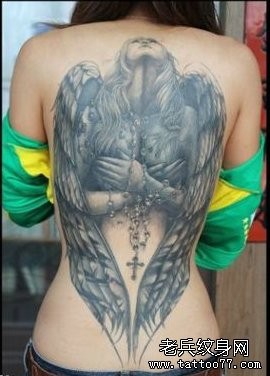 女人后背经典的满背天使翅膀纹身图片