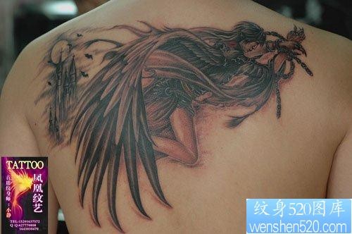 男生背部经典的天使纹身图片