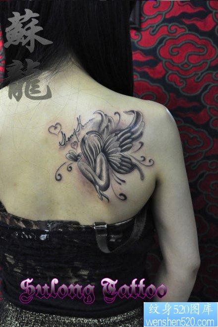 女人肩膀唯美流行的小天使纹身图片