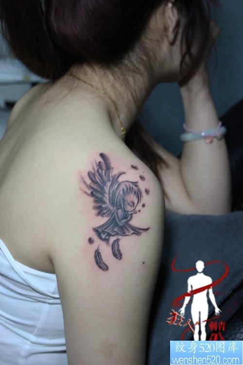 女人手臂卡哇伊的小天使纹身图片