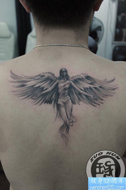 一张背部漂亮的天使与翅膀纹身图片