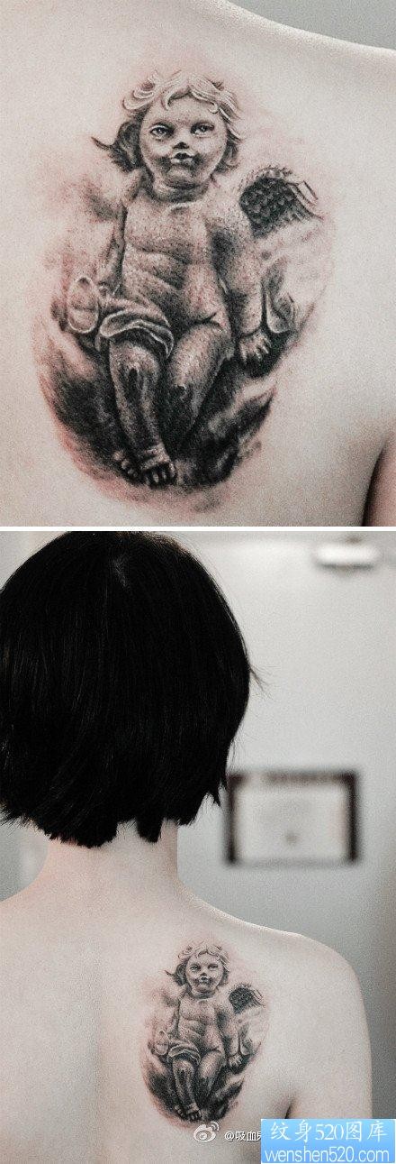 女人肩背一张呆呆的丘比特纹身图片