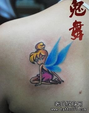 女孩子肩背一张彩色小精灵纹身图片