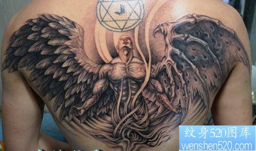 背部一张长天使与恶魔的守护天使纹身图片