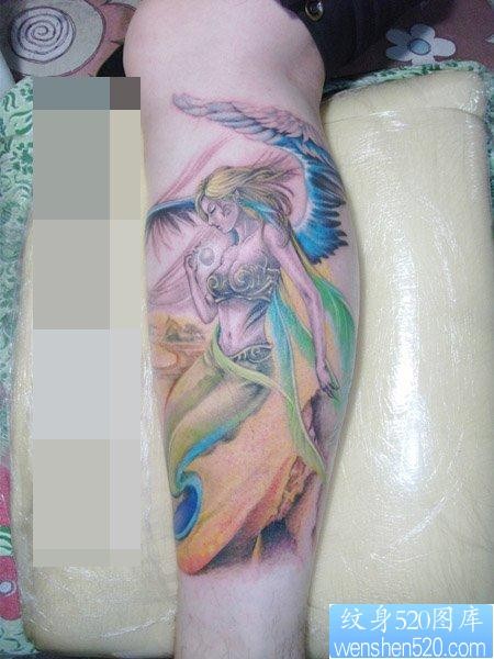 女人腿部漂亮的一张彩色天使纹身图片