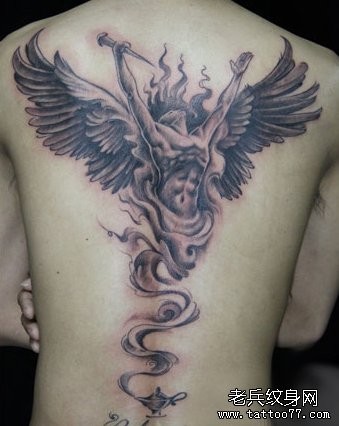 背部一张黑灰守护天使纹身图片