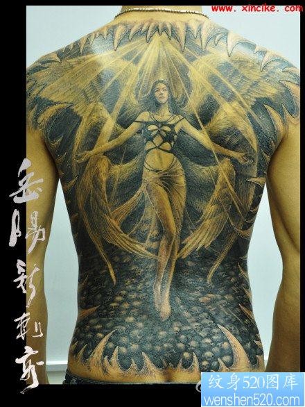 满背漂亮的美女天使纹身图片