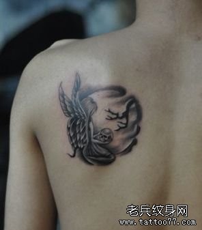 男性肩背一张小精灵纹身图片