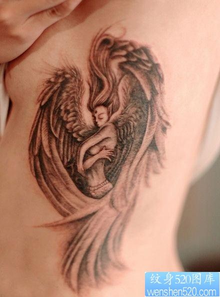 女孩子侧胸一张守护天使纹身图片