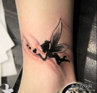 女人腿部可爱的一张小精灵纹身图片