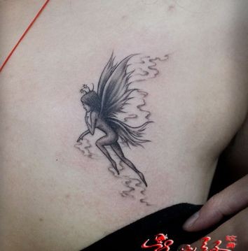 女孩子胸部精灵翅膀纹身图片
