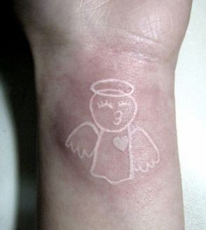 女孩子手臂白色可爱天使纹身图片