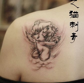 女孩子肩背可爱的小天使丘比特纹身图片
