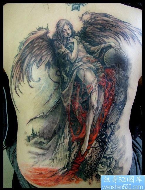 男性喜欢的背部天使翅膀纹身图片