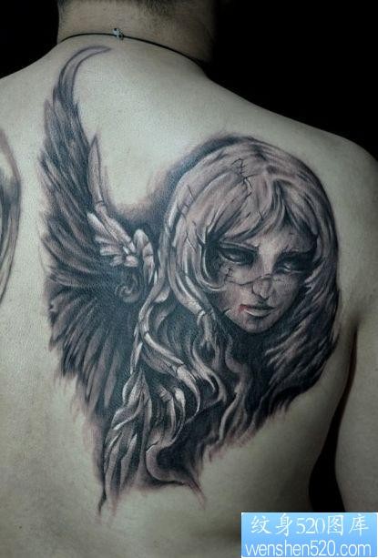 背部经典流行的天使翅膀纹身图片