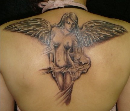 背部一张漂亮的美女天使纹身图片