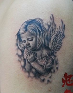 可爱的祈祷的小天使纹身图片
