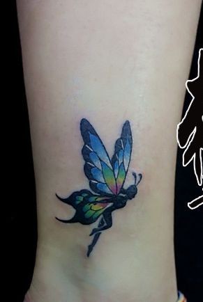 女孩子喜欢的腿部蝴蝶精灵纹身图片