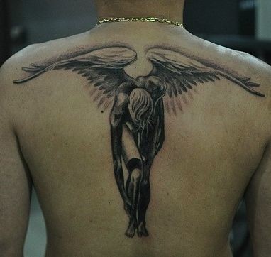 背部帅气时尚的天使翅膀纹身图片