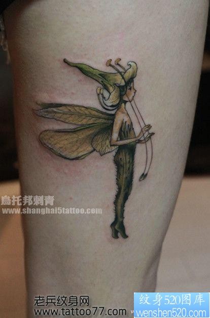 女孩子喜欢的小腿上一款精灵纹身图片
