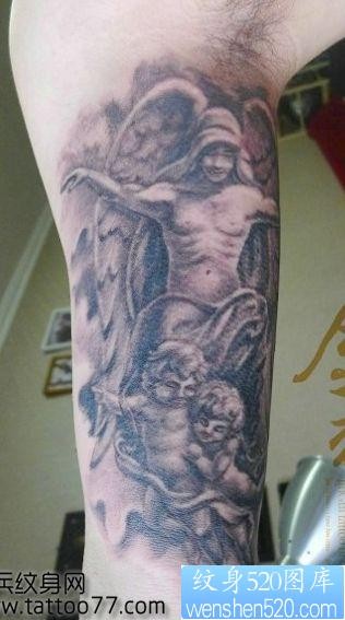 手臂流行的守护天使纹身图片