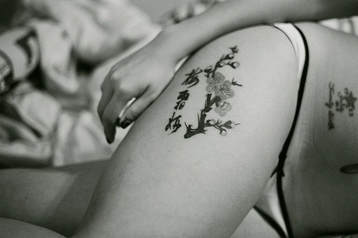 女孩大腿上的梅花刺青