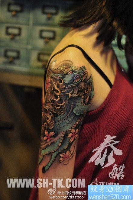 女人手臂经典好看的彩色麒麟纹身图片