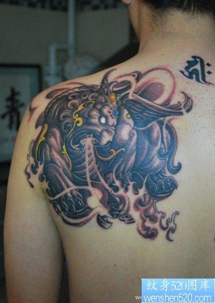 男生肩背超酷的神兽貔貅纹身图片