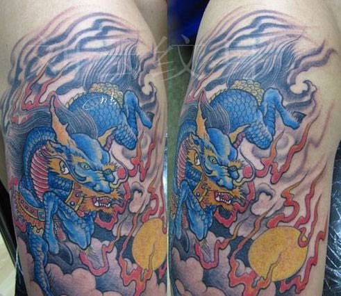 男生手臂经典的彩色麒麟纹身图片