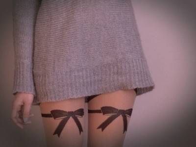 女孩腿部黑白蝴蝶结可爱刺青