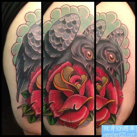大臂上一张玫瑰花乌鸦纹身图案