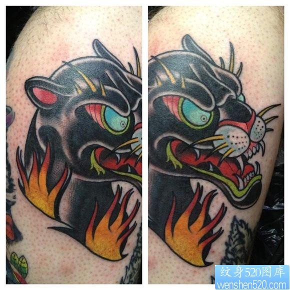 大臂上一张霸气的欧美黑豹纹身图片