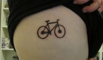 女孩腿部自行车刺青