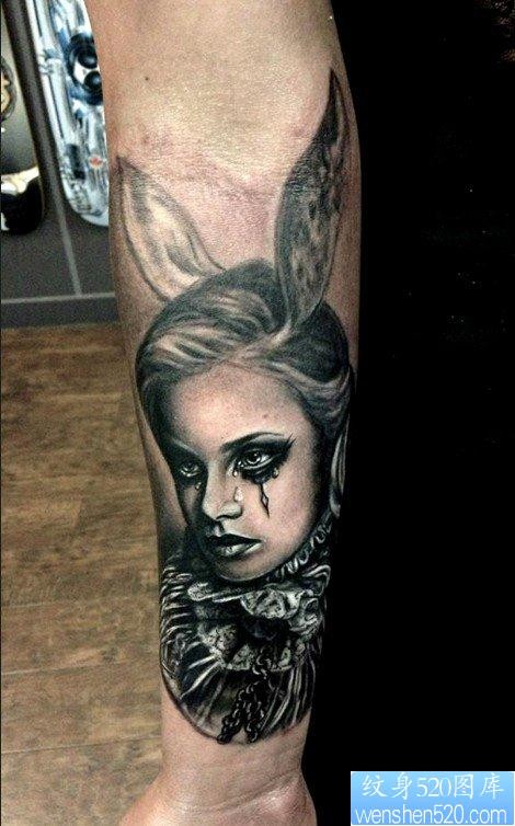 推荐小臂上一张恐怖兔女郎纹身图片