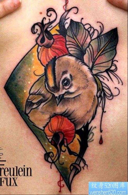 一张胸口下面漂亮的小鸟纹身作品