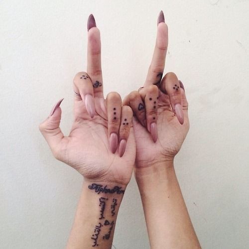 手指上简单的纹身