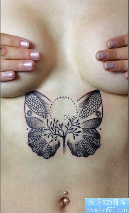 美女胸口下面一张性感蝴蝶纹身作品