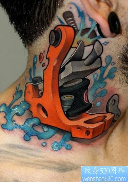 脖子上一张漂亮的纹身机纹身作品
