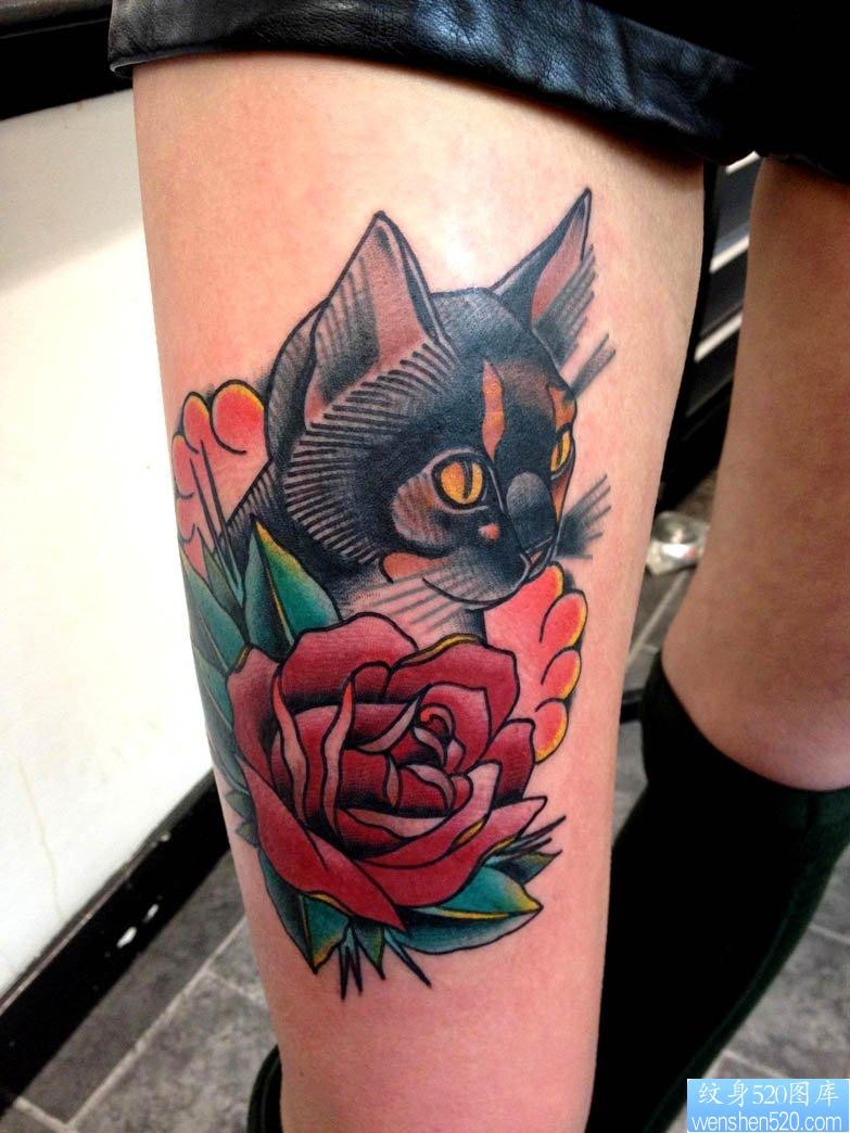 推荐一张大腿上的猫玫瑰花纹身图片