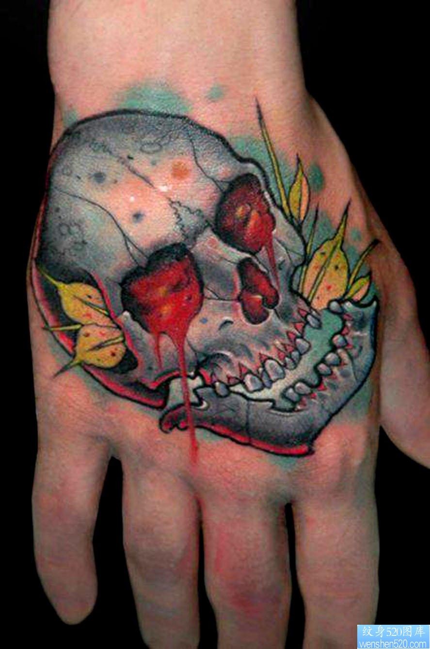 手背上一张个性的school风格骷髅纹身图片